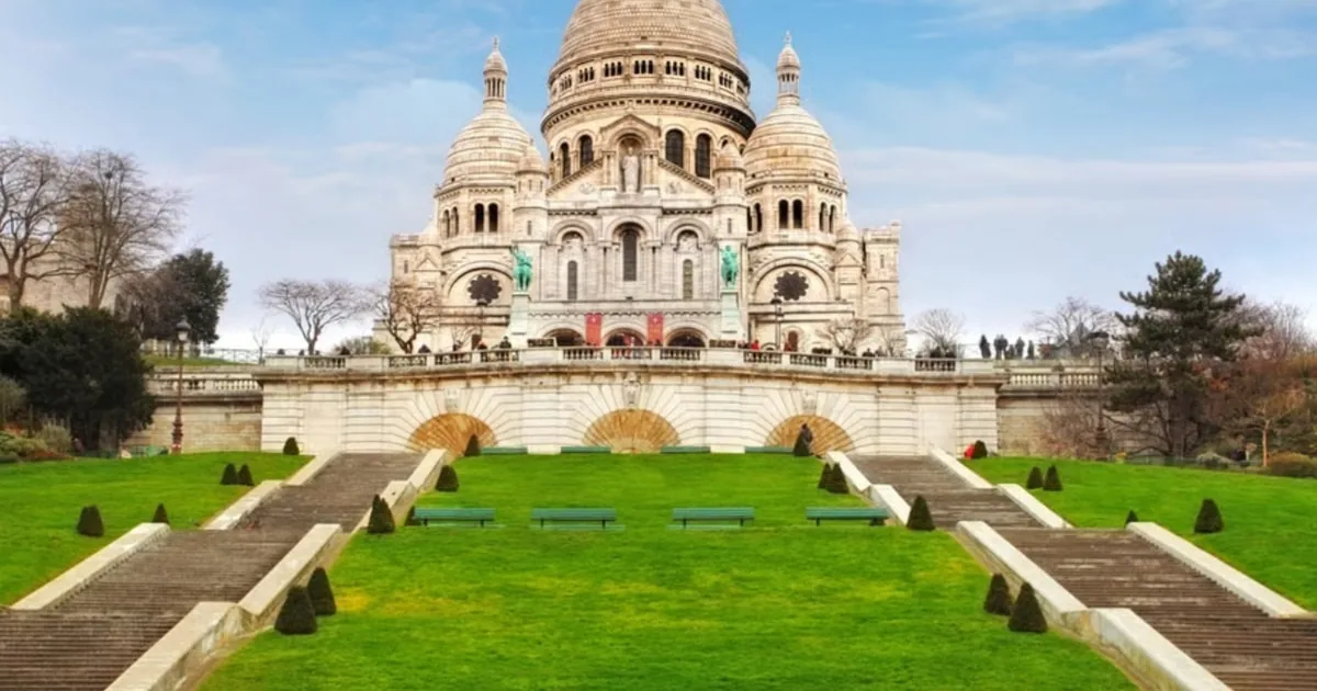 The Sacré-Cœur basilica above green lawns and stairs