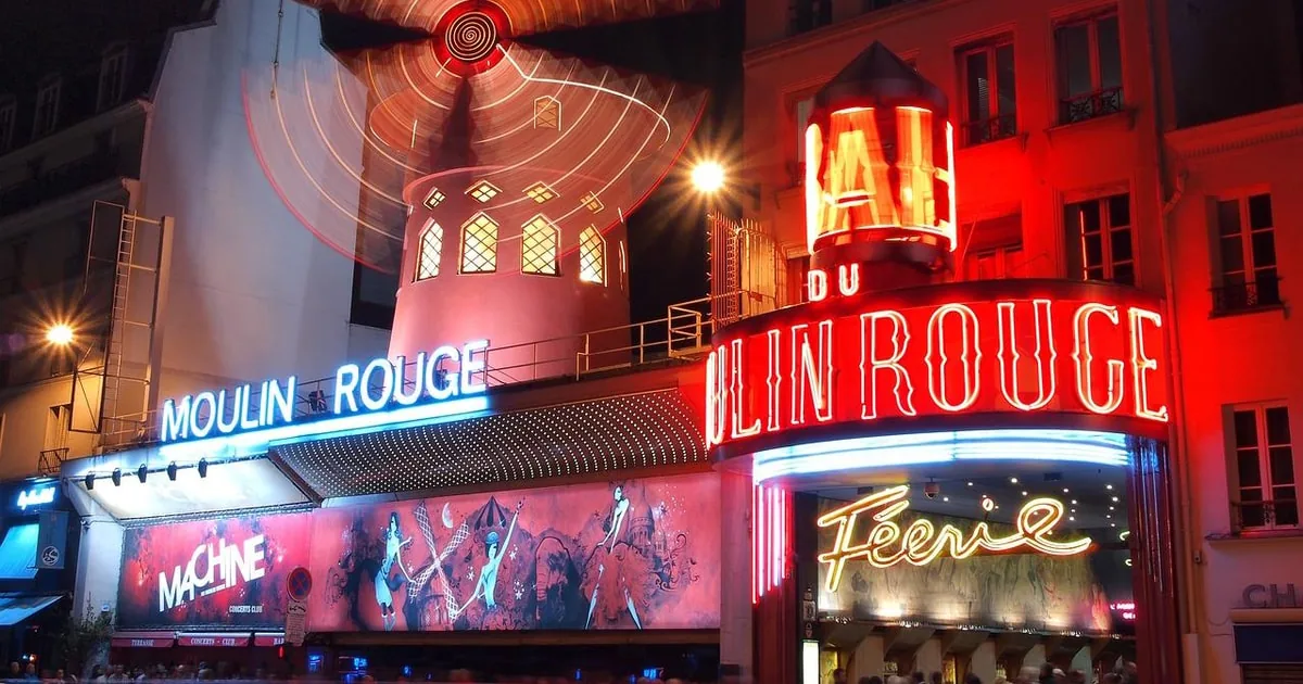 Das Moulin Rouge bei Nacht beleuchtet